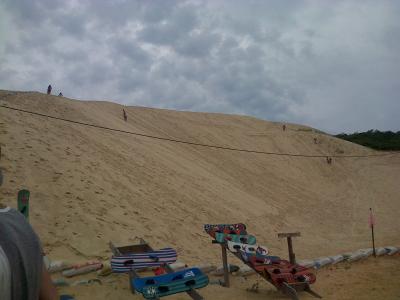 Die meterhohen D&uuml;nen, auf denen man sich am Sandborden versuchen konnte, was ehrlich gesagt leichter aussieht, als es ist.